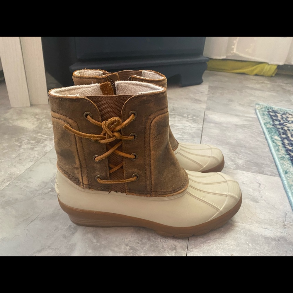 Short cute Sperry snow boot